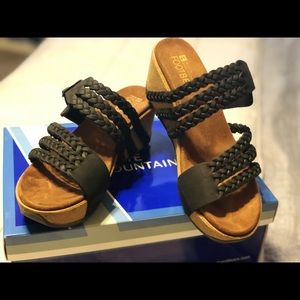 Size 7 White Mountain sandals